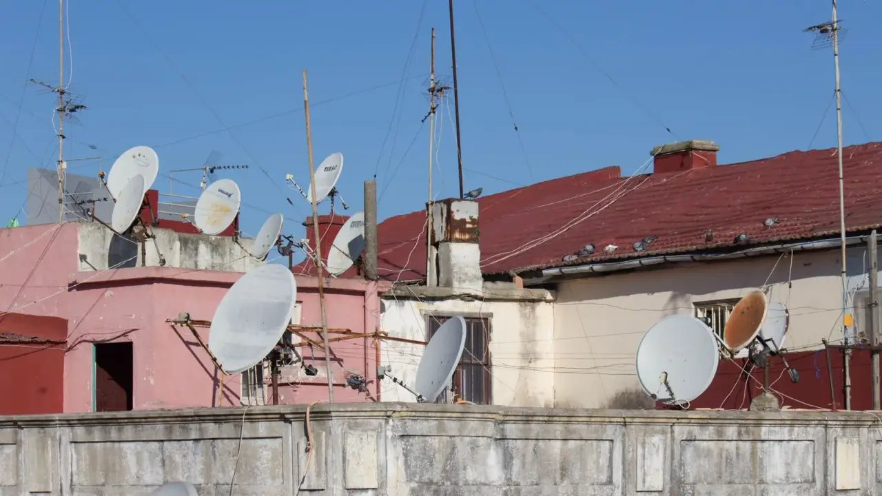 Beton bina çatısındaki uydu çanakları