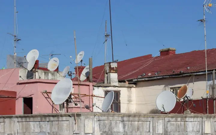 Beton bina çatısındaki uydu çanakları