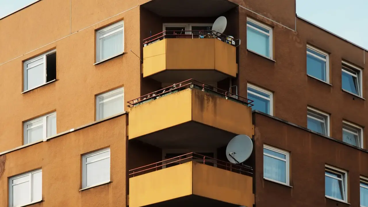 Uydu çanakları bulunan bir apartman cephesi