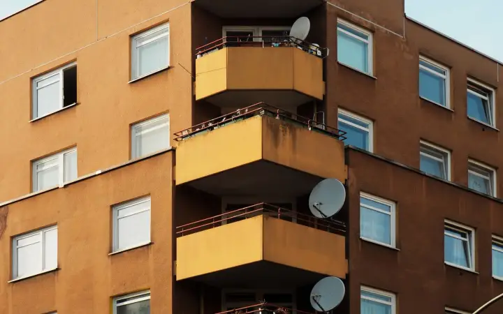 Uydu çanakları bulunan bir apartman cephesi