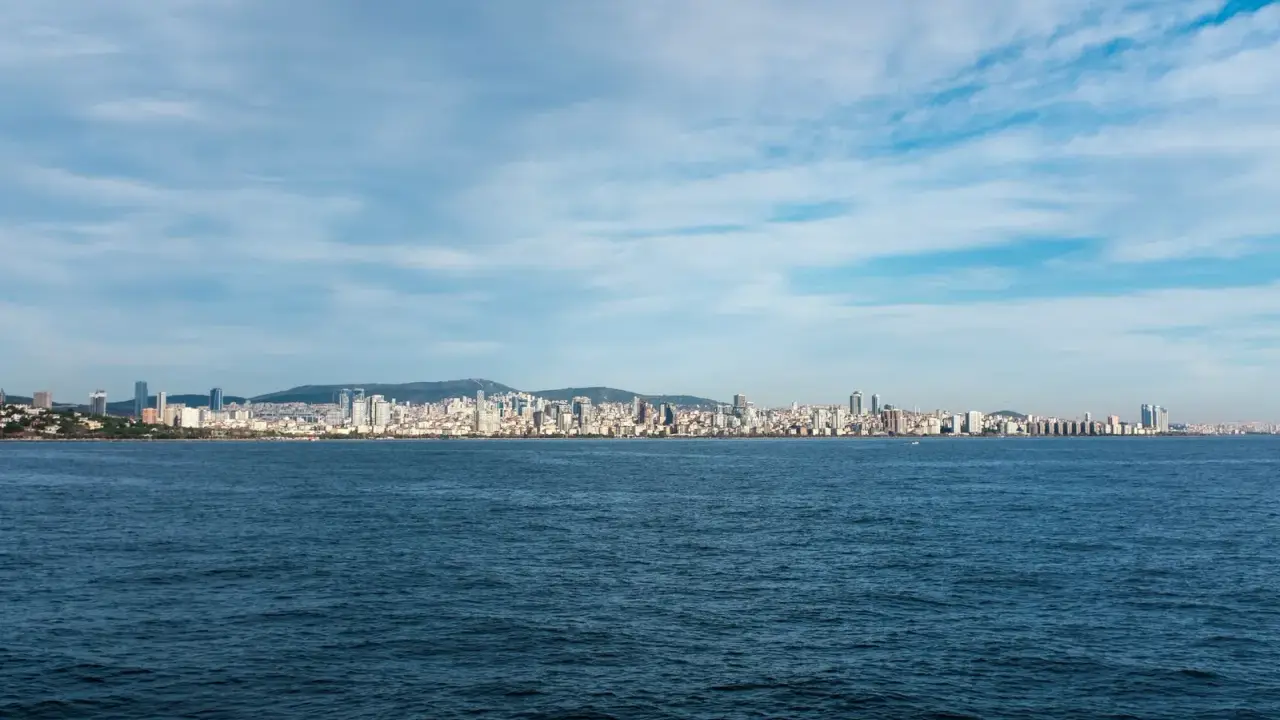 Pendik sahili ve şehir silueti
