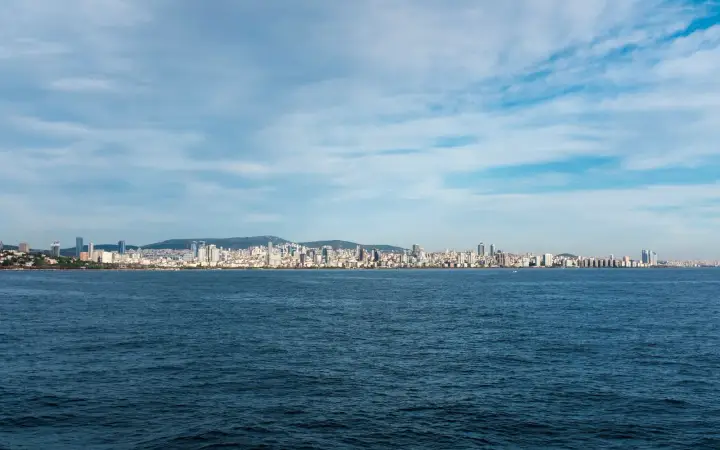 Pendik sahili ve şehir silueti