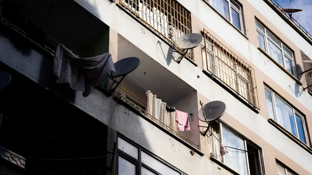 Apartman balkonlarına monte edilmiş uydu çanakları