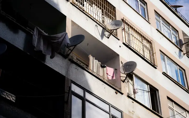 Apartman balkonlarına monte edilmiş uydu çanakları