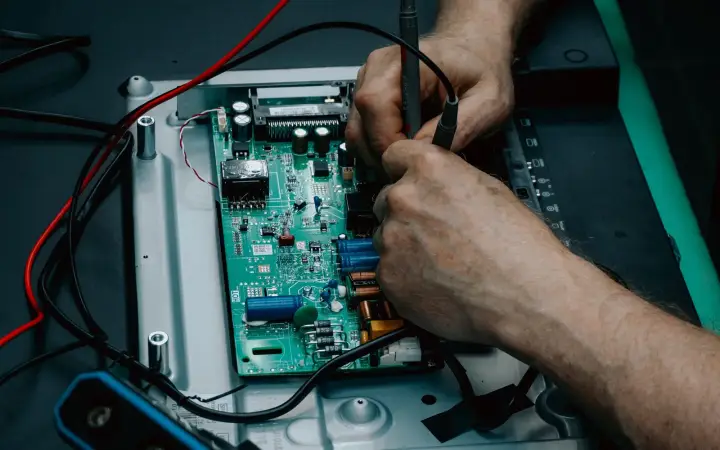 Atölyede elektronik kart onarımı